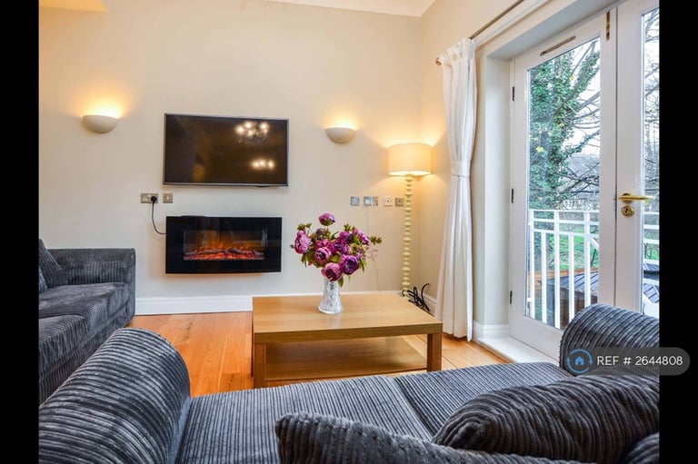2 bedroom flat in Wetherby Road, Leeds, LS8 (2 bed) (#2644808)