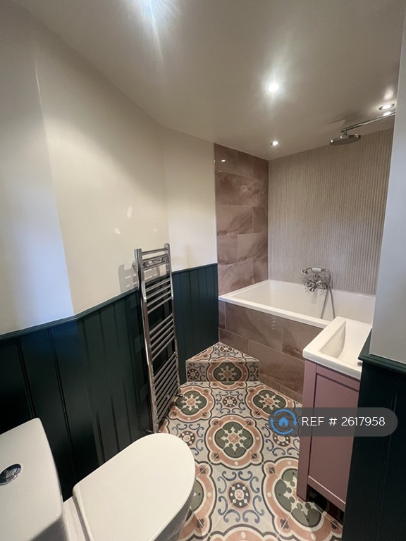 2 bedroom flat in St.Mary's Road, Leeds, LS7 (2 bed) (#2617958)