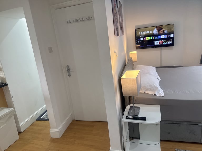 Fully furnished Studio Apartment in the Heart of Canterbury High Street ✨