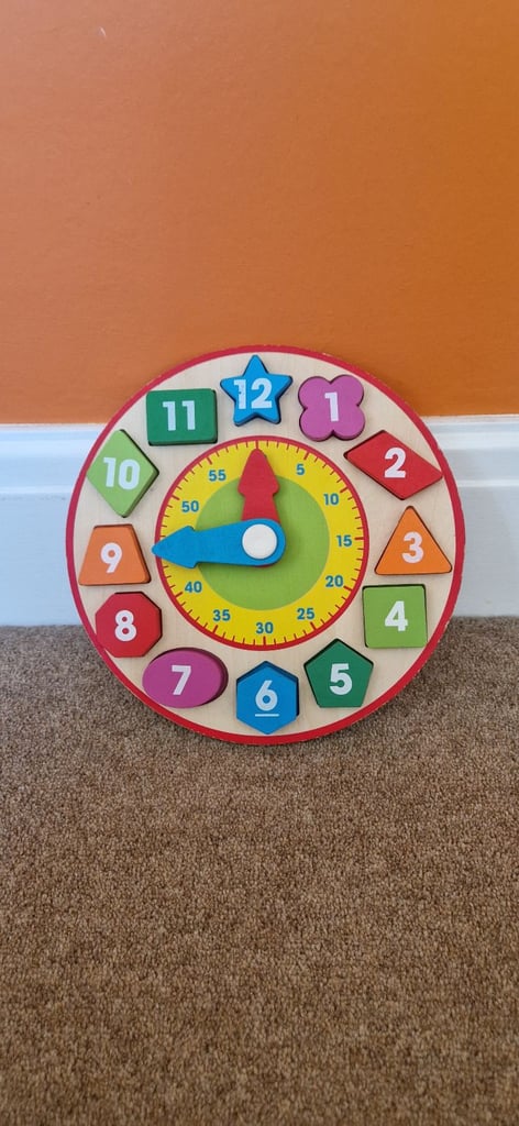 image for MELISSA AND DOUG WOODEN SHAPE SORTING CLOCK. EXCELLENT CONDITION.