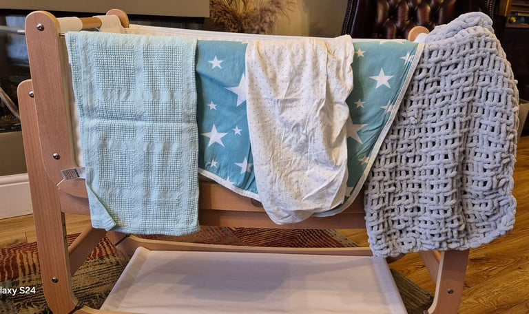 Snuzpod for baby (used) with blankets