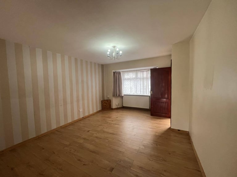 THREE BEDROOM HOUSE TO RENT ** EXCELLENT TRANSPORT LINKS VIA WARWICK ROAD AND STRATFORD ROAD ** 