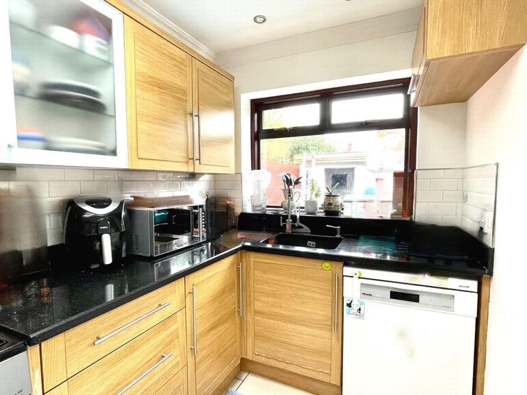 image for 5 bed semi-detached house to rent The Vale, Cricklewood NW11 - Available Now
