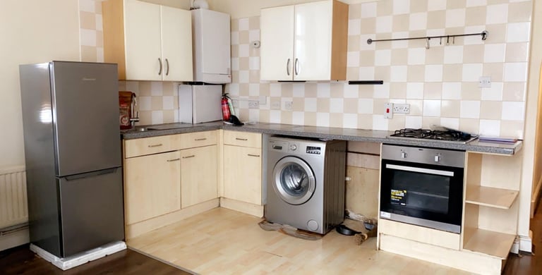 FOUR (4) BEDROOM FLAT IN WALTHAMSTOW, E17 3LL FOR JUST £1835pcm ! {AVAILABLE NOW}
