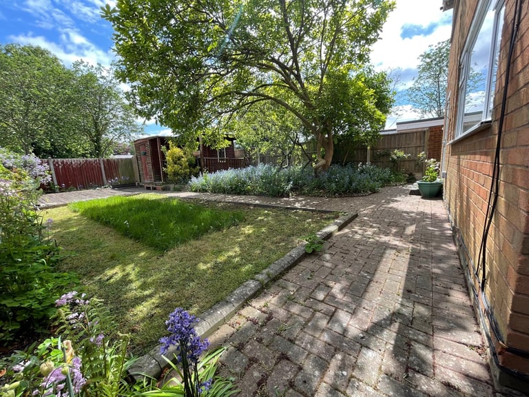 4 bedroom attached house Rugby centre 