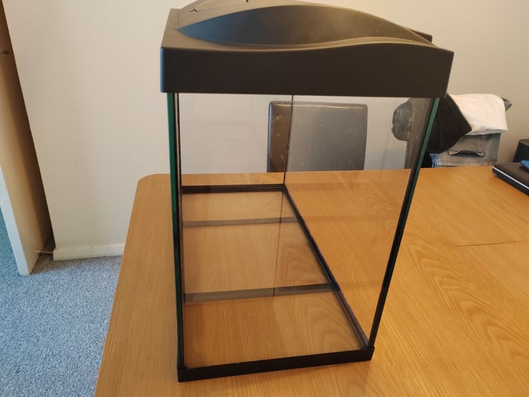 Aquarium Tetra 60x45x30 cm with original lighting.