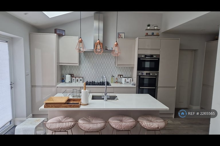 image for 5 bedroom house in Caversham Avenue, Sutton, SM3 (5 bed) (#2265565)