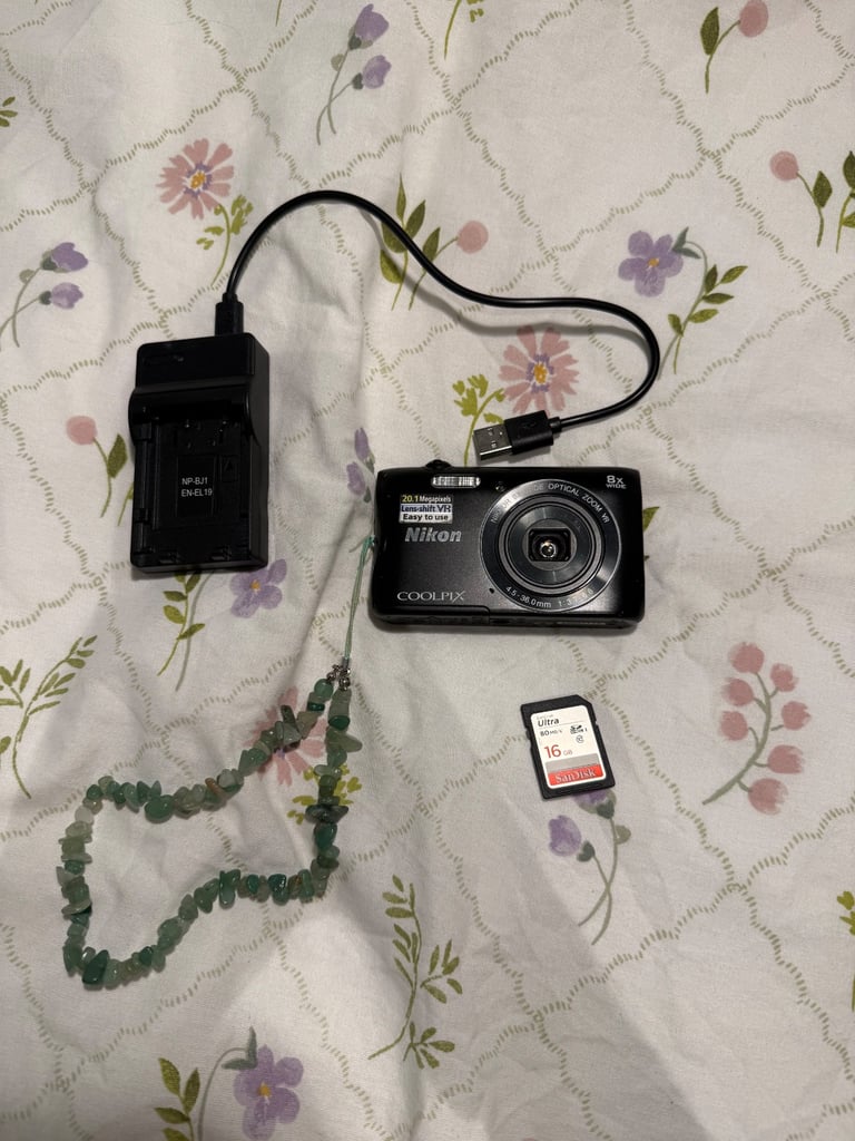 Nikon Coolpix S3700 BLACK 20MP WIFI Digital Compact Camera 