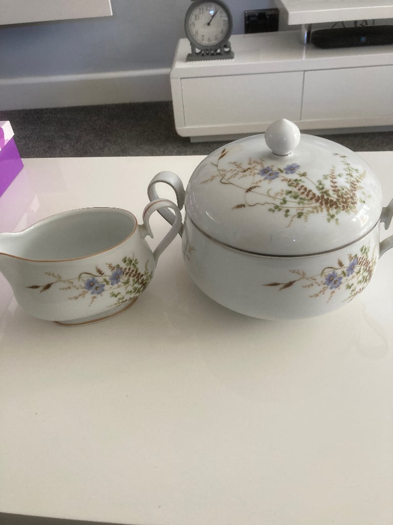 Gravy boat and lidded container 