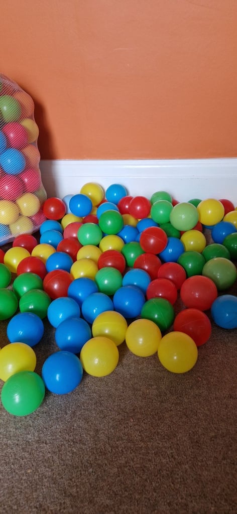 BALL POOL PLASTIC BALLS. EXCELLENT CONDITION.