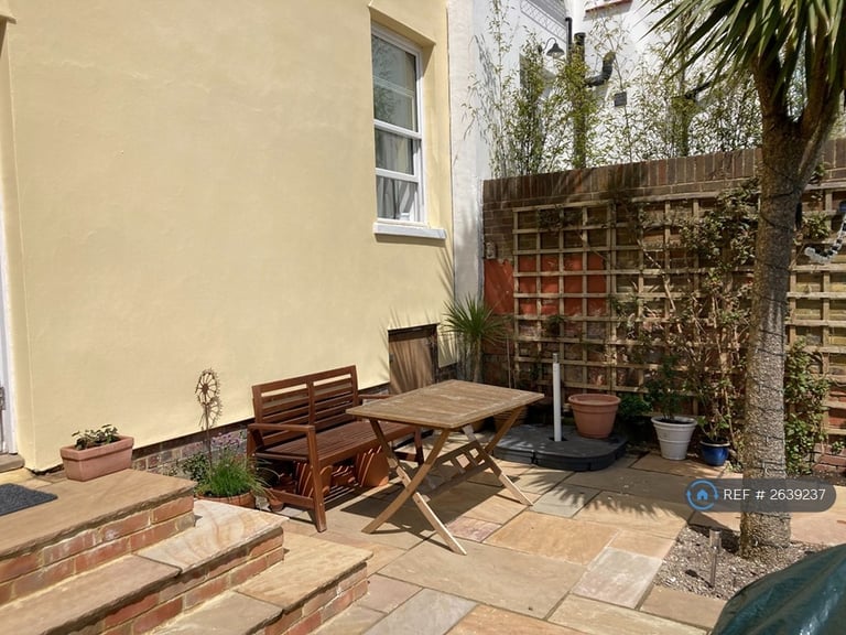 1 bedroom flat in Roundhill Crescent, Brighton, BN2 (1 bed) (#2639237)