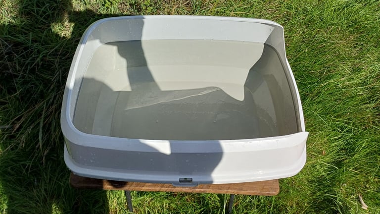 Caravan clearout- Cat litter tray