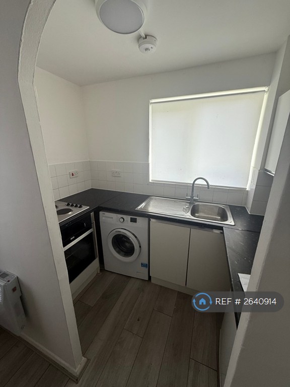 Studio flat in Linnet Close, London, N9 (#2640914)