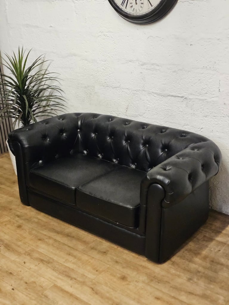  Classic 2-Seater Black Chesterfield Sofa – £150 (Free Delivery!) 🖤
