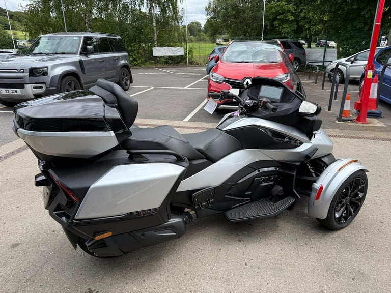 2025 Can-Am Spyder RT Limited 1330cc 6 speed semiauto trike Hyper Silver