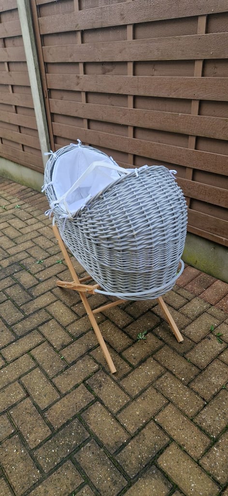 BABIES R US MOSES BASKET AND STAND. EXCELLENT CONDITION.