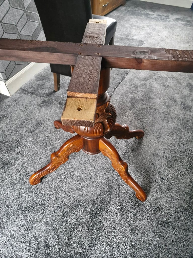 Dining table and 6 chairs 