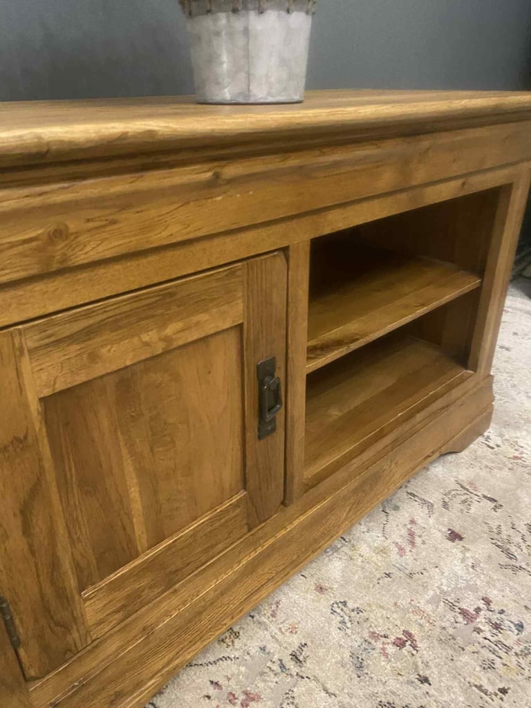💙📺 Oak Furnitureland solid oak tv unit cabinet from the French Farmhouse rustic range 