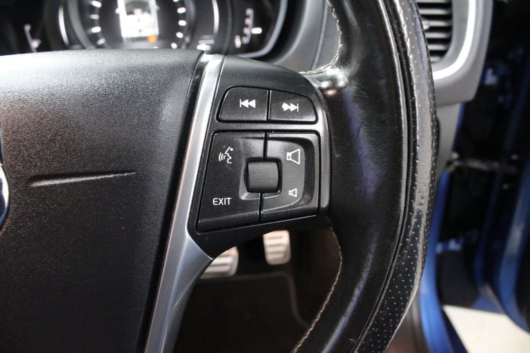 2016 Volvo V40 1.5 T2 R-Design Pro Auto Euro 6 (s/s) 5dr HATCHBACK Petrol Automatic