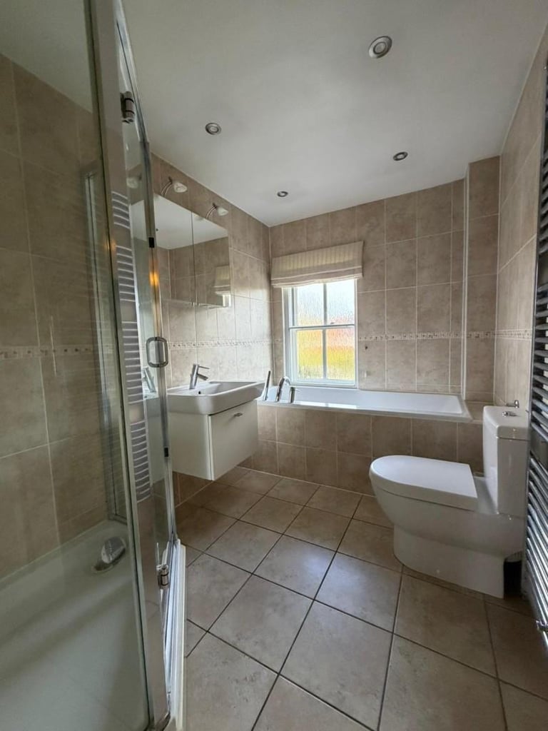 5 BEDROOM DETACHED HOME IN WINDSOR