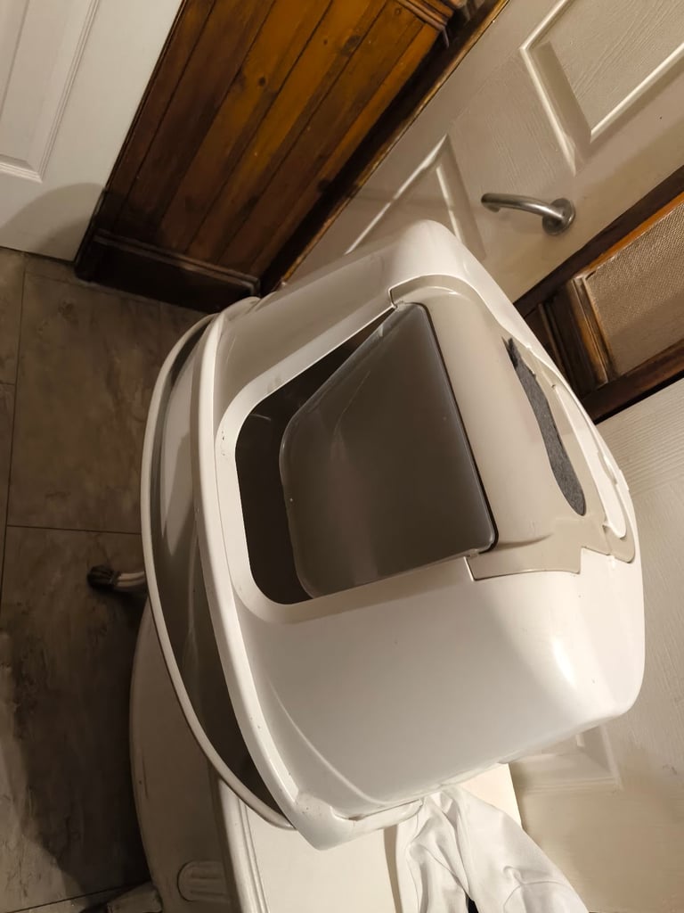 Cat Litter Box with Door and Filter Vent