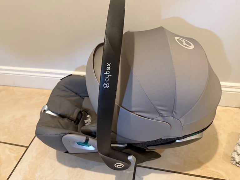 Cybex Cloud Infant Seat (Inc. Rain Cover) & ISOFIX Base