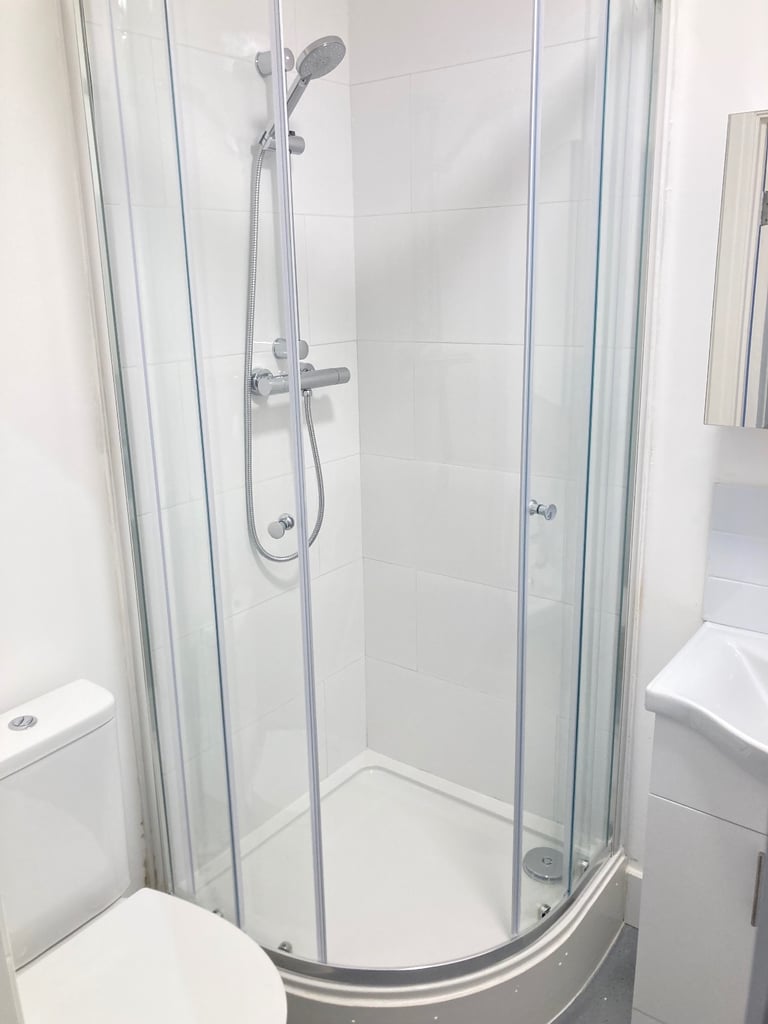 Includes Bills Converted New Ground Studios Shower WC DBedRoomKitchenDineSit VeryNearTubeBusShops