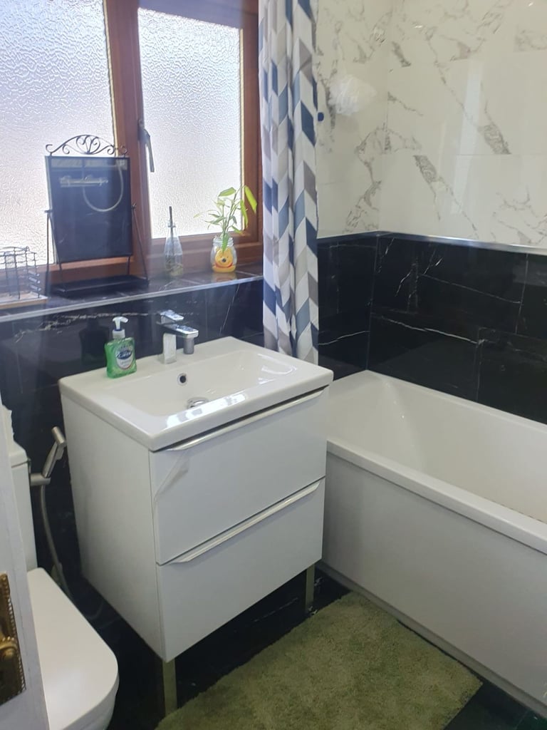 Large room with super king bed - bathroom, WC and kitchen (UB5 6JB)
