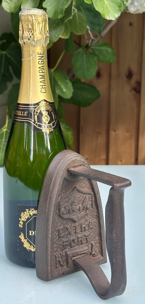 ANTIQUE FRENCH CAST IRON FLAT IRON, SAD IRON, A.M EXTRA FORT No4 - 1800s - WILL POST!