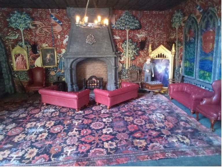 HARRY POTTER HOGWARTS THEMED DOLL HOUSE