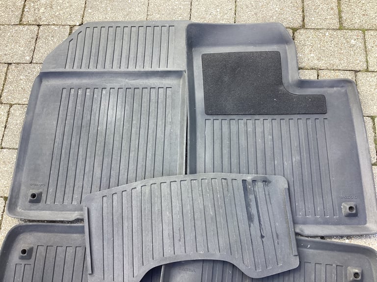 VOLVO XC60 AWD (manual) Black Rubber Mats