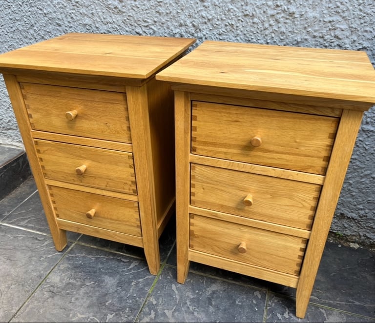 Solid Oak Willis & Gambier double bed frame & bedside tables set 