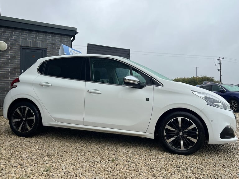 PEUGEOT 208 1.2 PureTech Tech Edition White Manual Petrol 2019