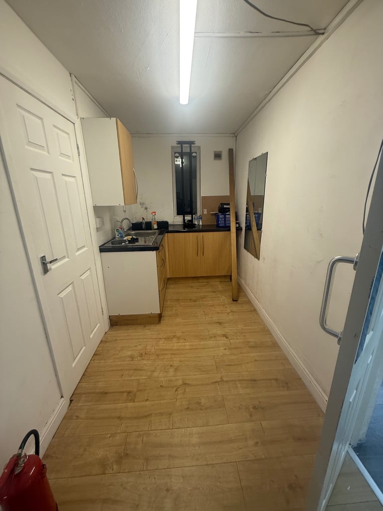 * Shop To Let in Shirley £750.00 PCM*