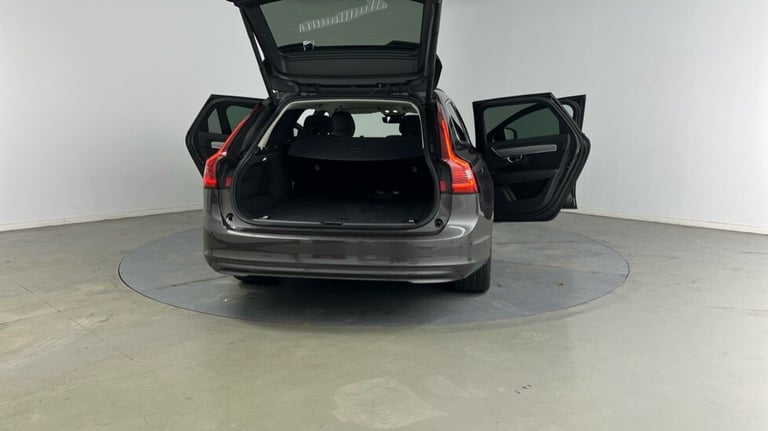2021 Volvo V90 Momentum, B4 mild hybrid Estate Petrol Automatic