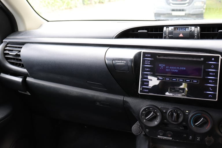 TOYOTA HILUX D4D KING CAB 4X4 PICKUP TRUCK (2017)