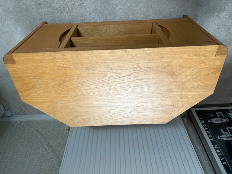 WINSOR Corner TV Stand – Solid Oak