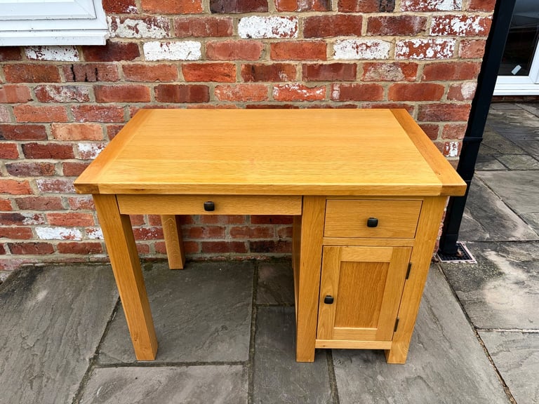 Solid Oak Desk - Excellent Condition 
