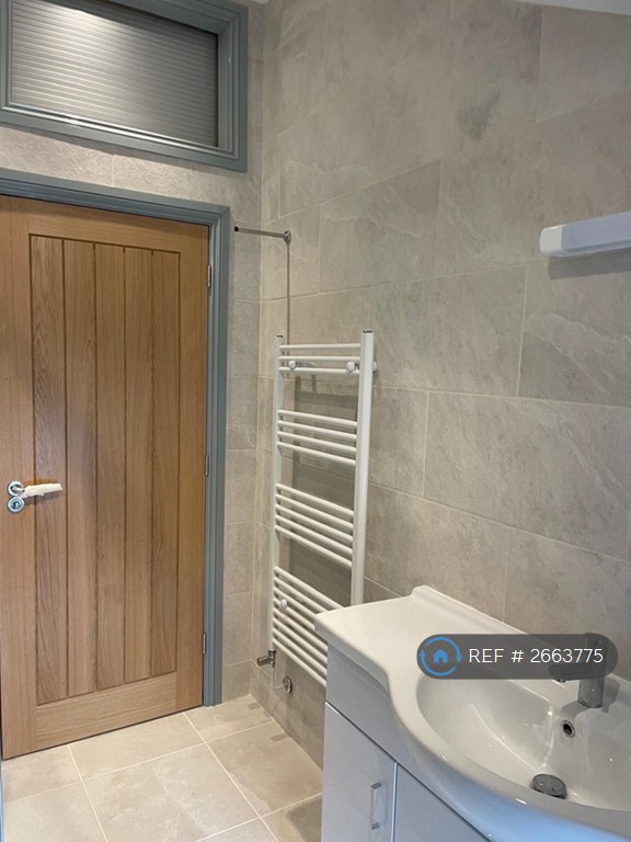 2 bedroom flat in Clay Hill, Beenham, Reading, RG7 (2 bed) (#2663775)