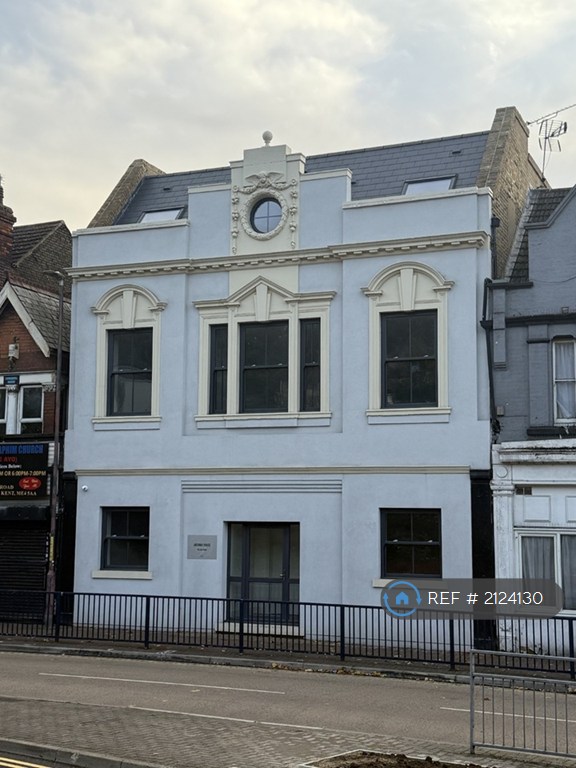 2 bedroom flat in Luton Road, Chatham, ME4 (2 bed) (#2124130)