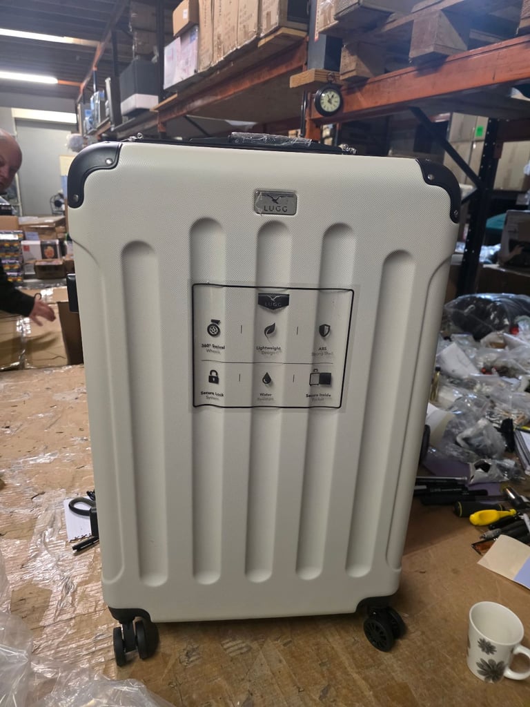 A new 28inch hard shell suitcase i have it available in silver, beige ,black 