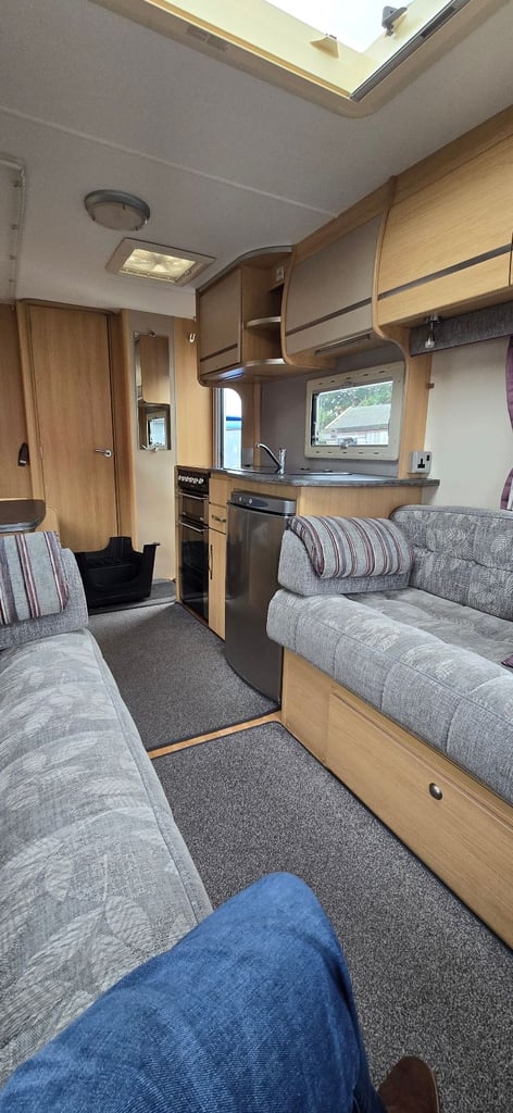 Coachman pastiche 524/4 berth 2011 motor mover fantastic condition large end bathroom