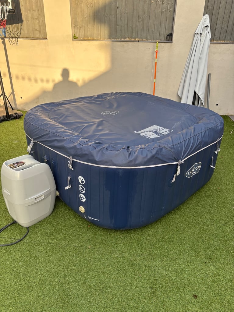 image for Hot tub 
