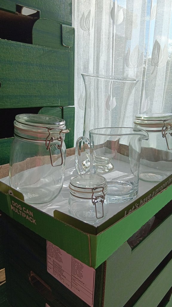 Various glass items 