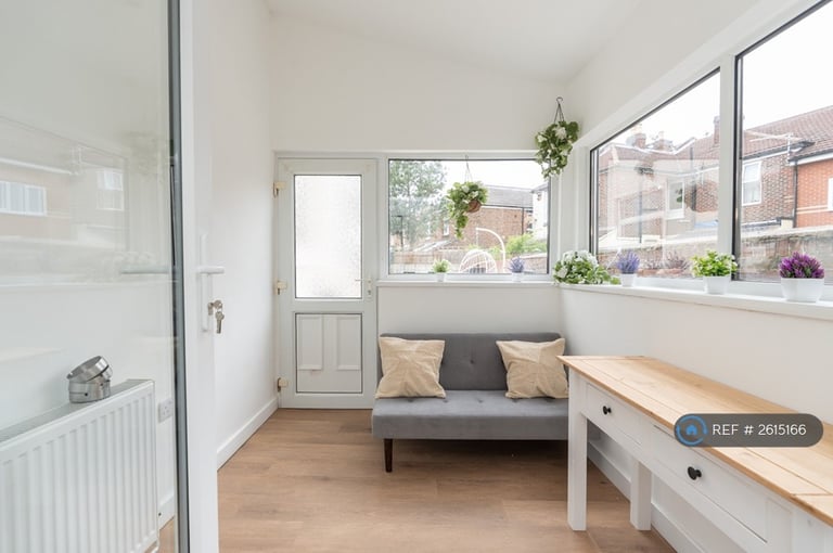 3 bedroom flat in London Road, Portsmouth, PO2 (3 bed) (#2615166)