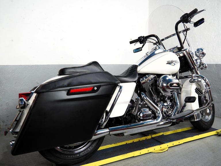 2014 Harley-Davidson FLHRC Roadking ,Stage 1 ,Vance & Hines ,some nice extras 