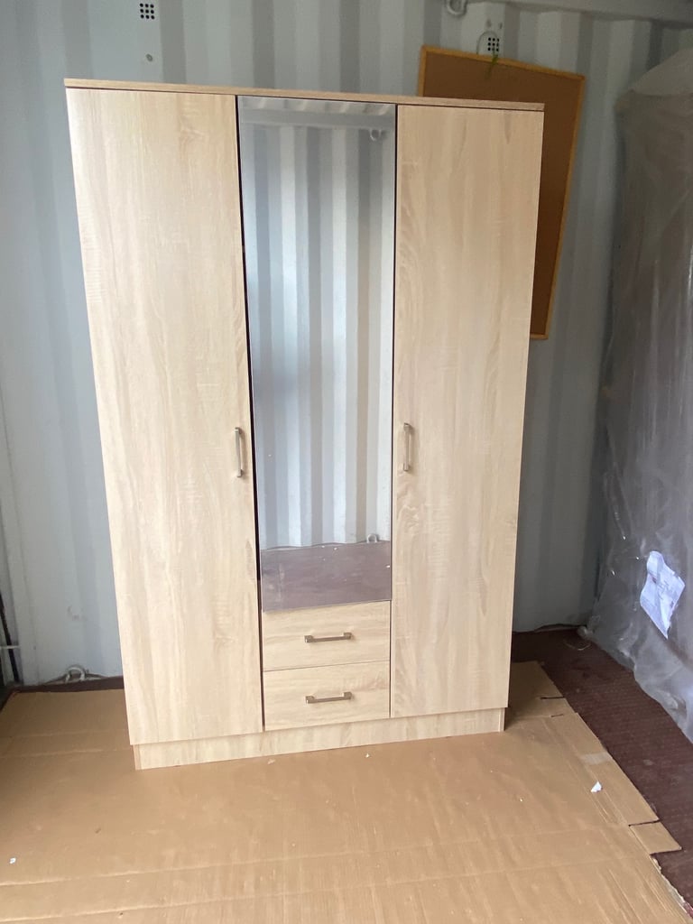 Mirrored 3 door wardrobe_ Brand new 
