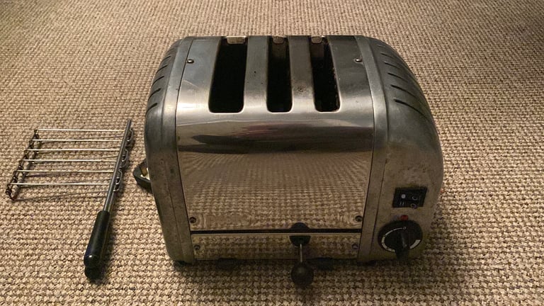 Dualit 3 slice toaster with sandwich holder.