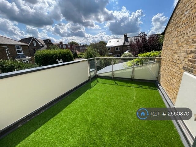 2 bedroom flat in Heathfield North, Twickenham, TW2 (2 bed) (#2660870)