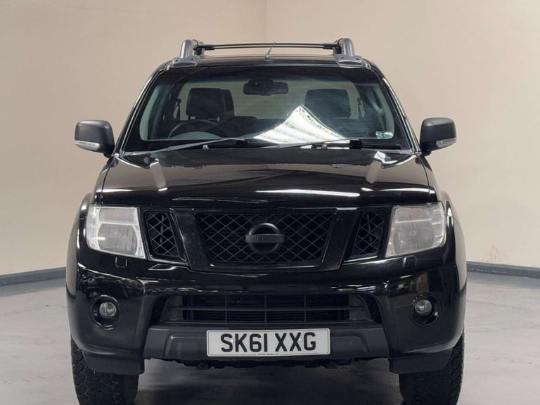 2011 Nissan Navara Double Cab Pick Up Tekna 2.5dCi 190 4WD PICK UP DIESEL Manual